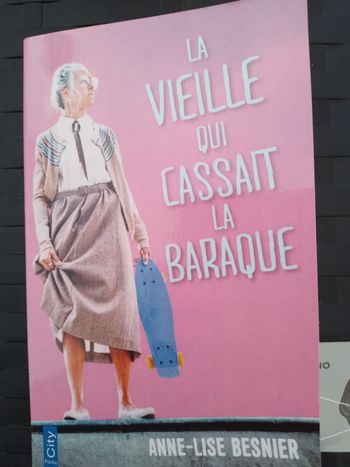 Livre la vieille qui cassait la barraque