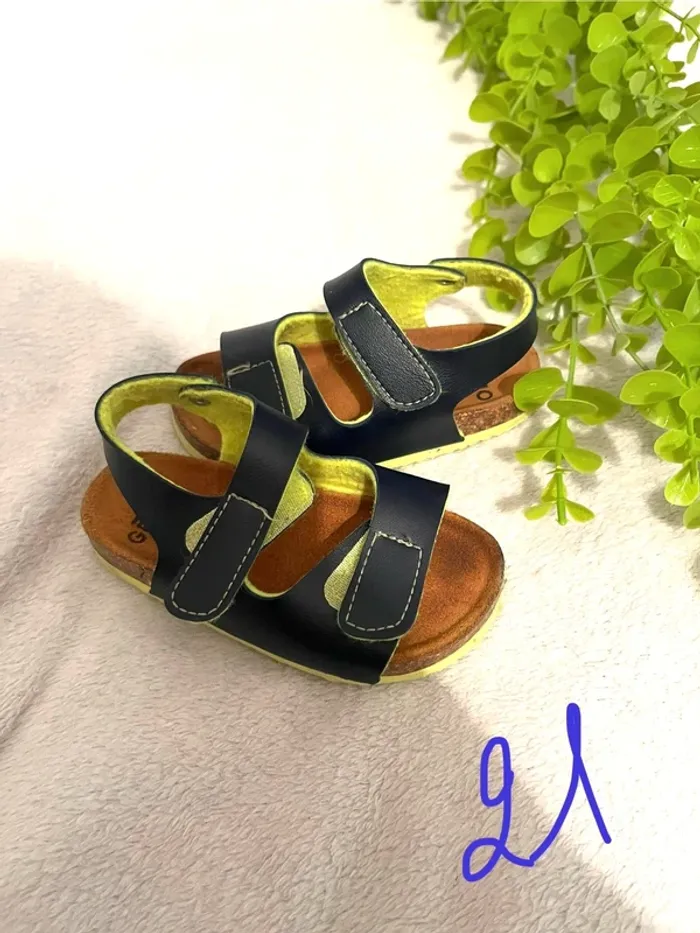 Très jolie paire de claquette pour petite garçon