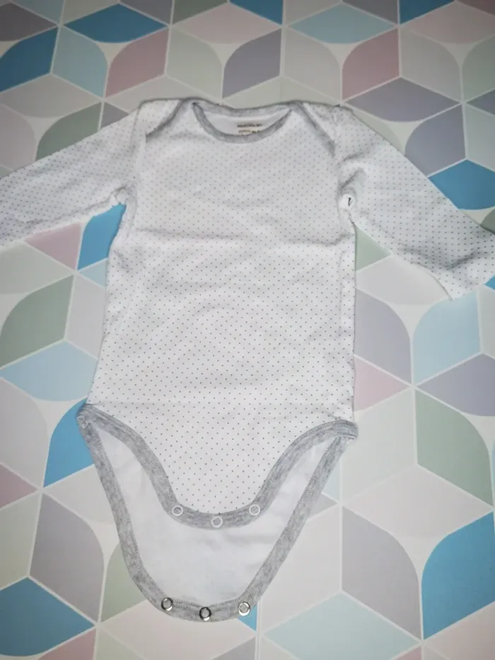 D3881 - lot de 4 bodies fille 9 mois - photo numéro 7