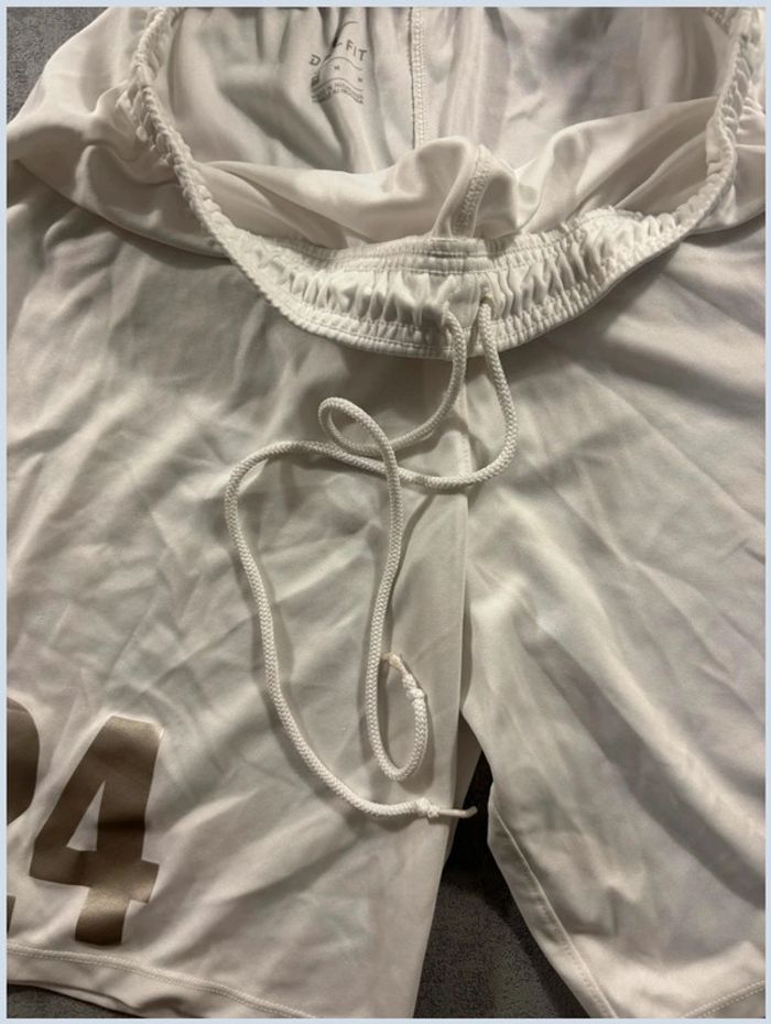 Short Nike blanc logo brodé noir avec Floquage Numéro 24 Taille M - photo numéro 4