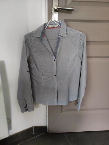 Chemise à rayures.