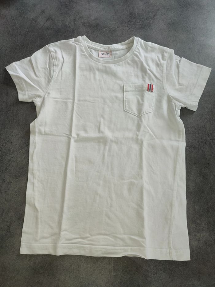 t-shirt blanc avec une petite poche