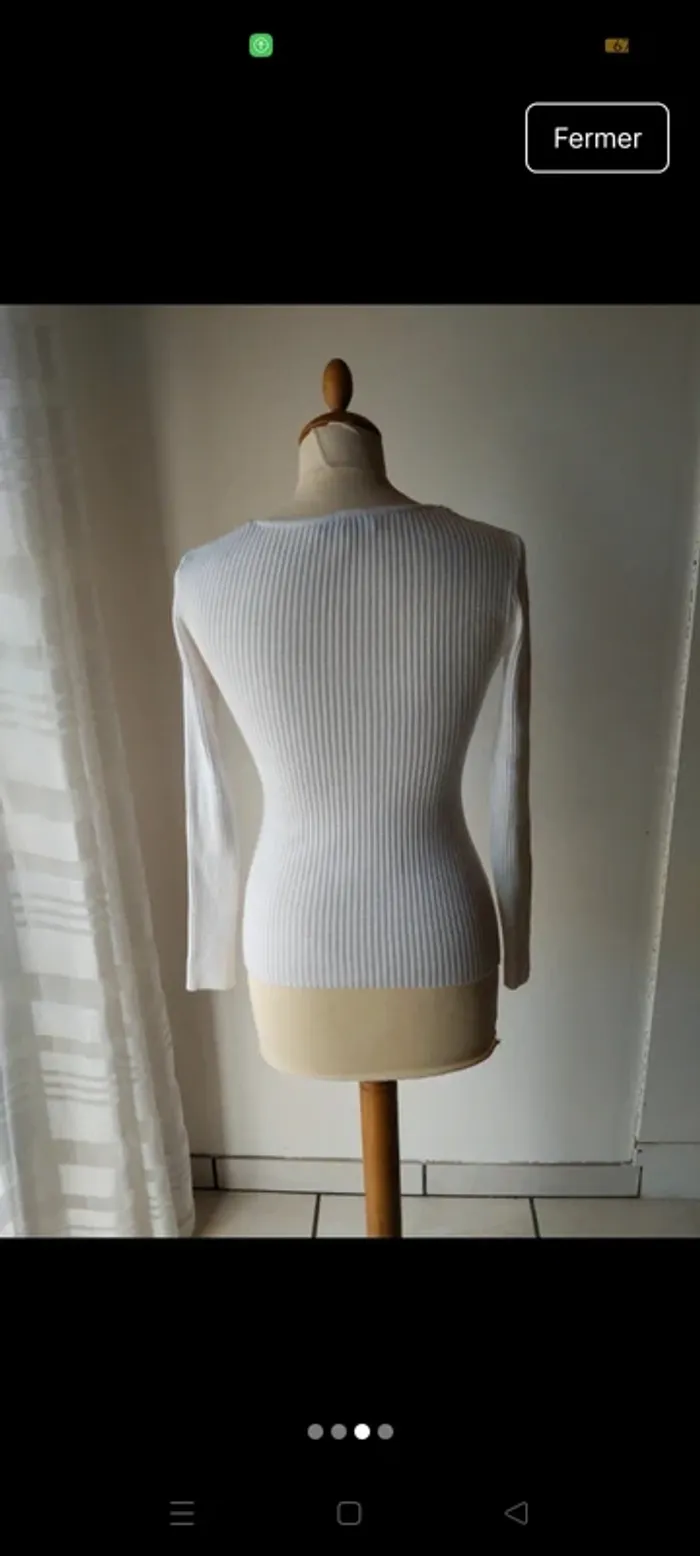 Pull col V blanc-crème avec décolleté discret en strass - photo numéro 2