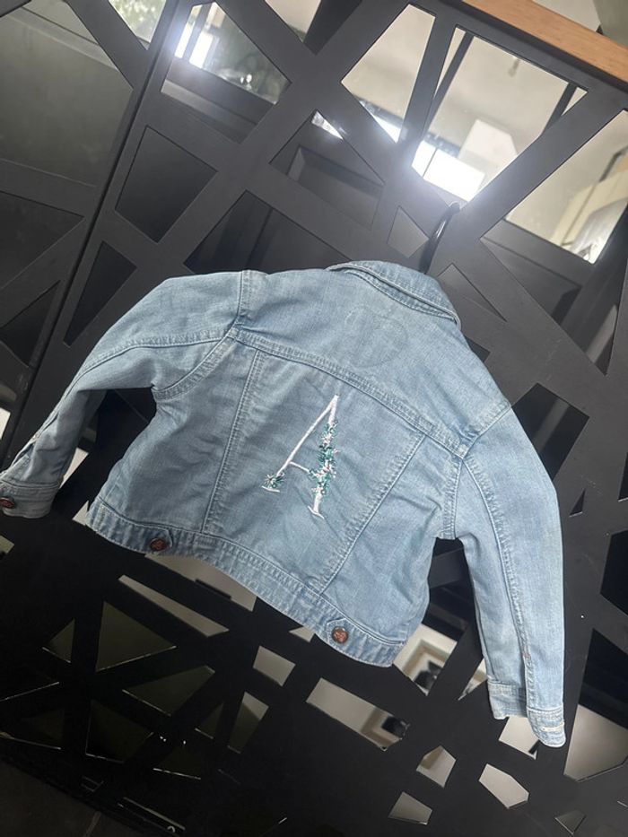 Veste en jean brodée avec un A