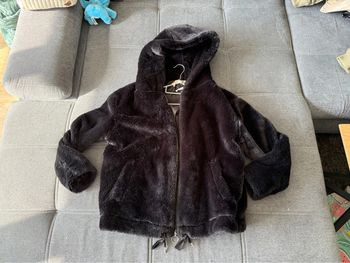 Veste fausse fourrure noire avec capuche