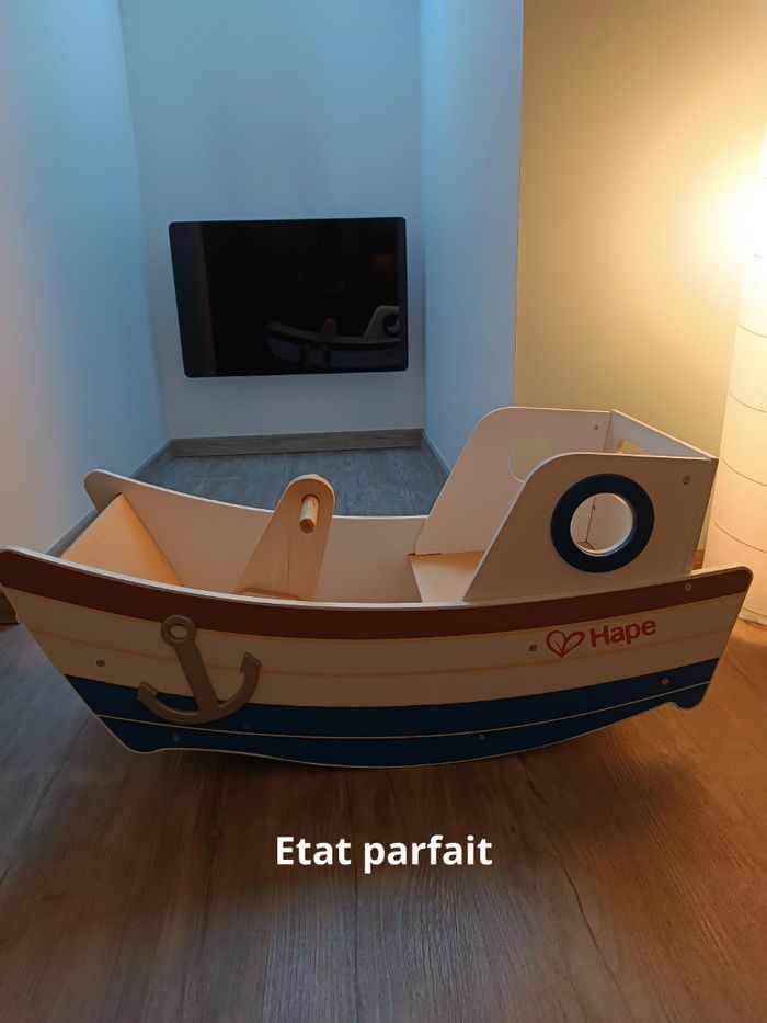 Bateau à bascule en bois