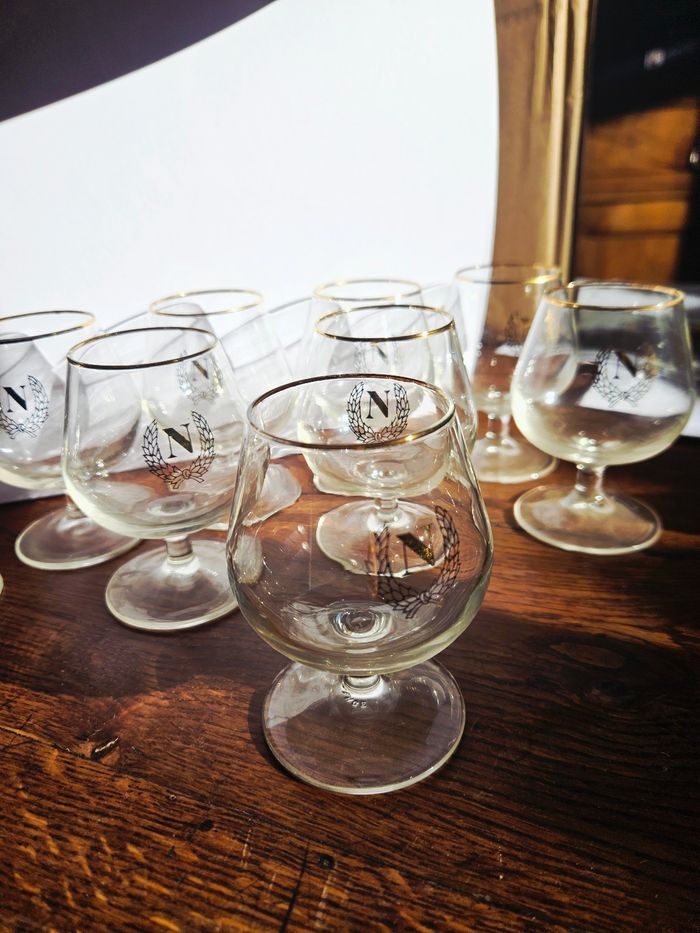 Lot de 8 verres à cognac Napoléon dorés – vintage bar chic - photo numéro 3