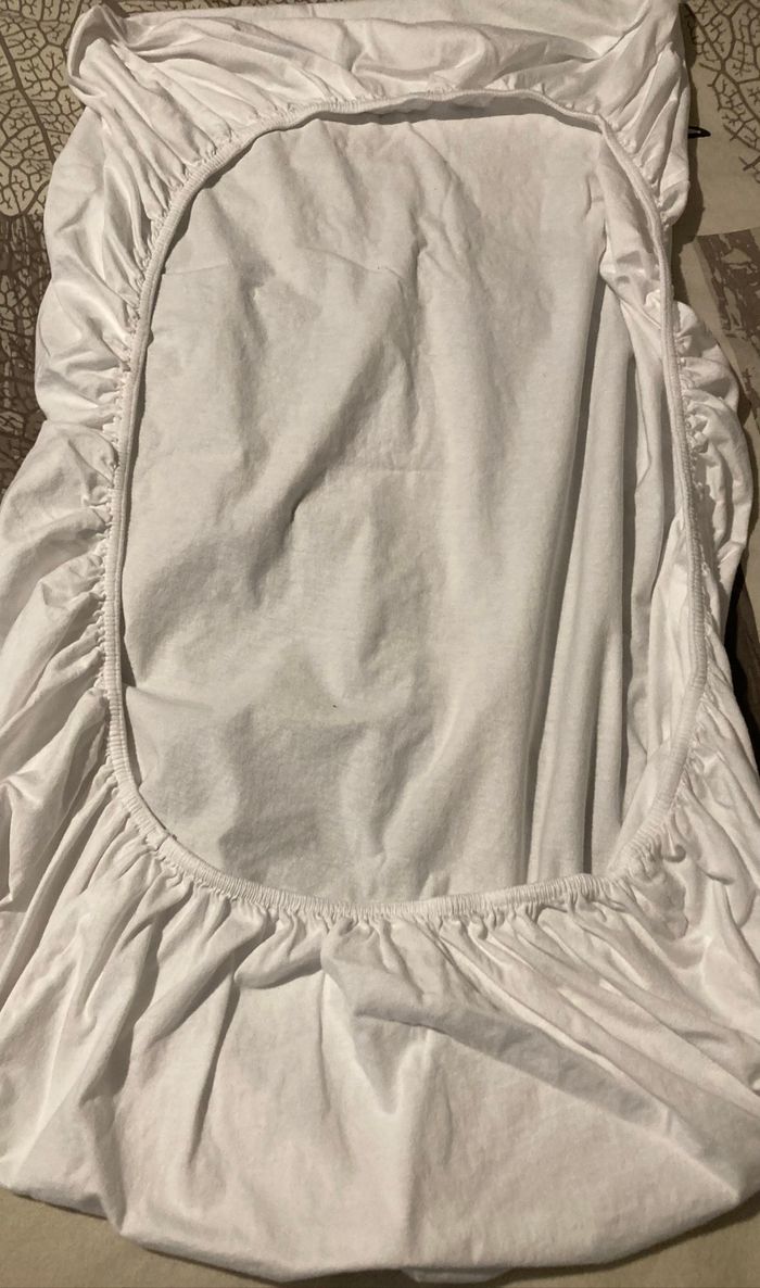 2 draps housse pour lit bébé 1 blanc et 1 crème En très bon état lavé et aucunes taches - photo numéro 4