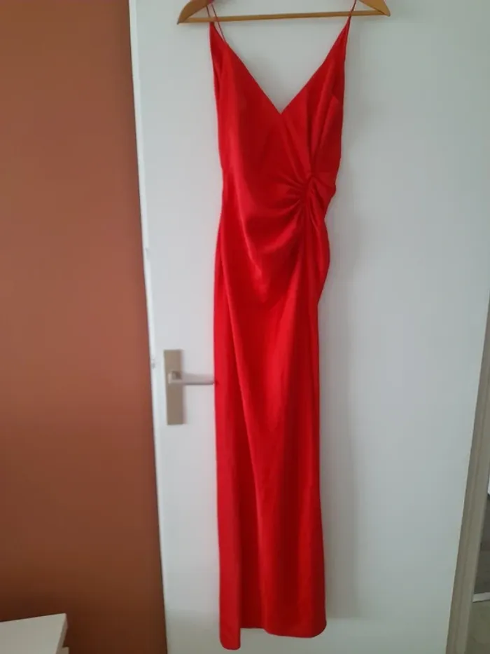 Robe longue fines bretelles et drapée devant