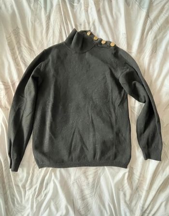 pull noir avec bouton or