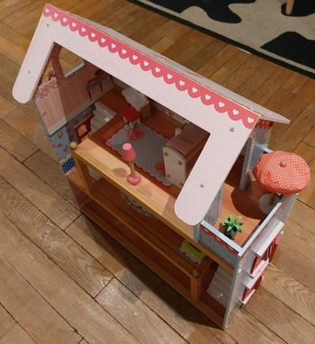 Maison de poupée avec accessoires
