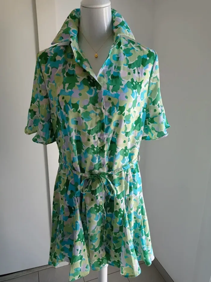 Magnifique robe chemise imprimé fantaisie vert et blanc neuf avec étiquette T.S JS Millenium