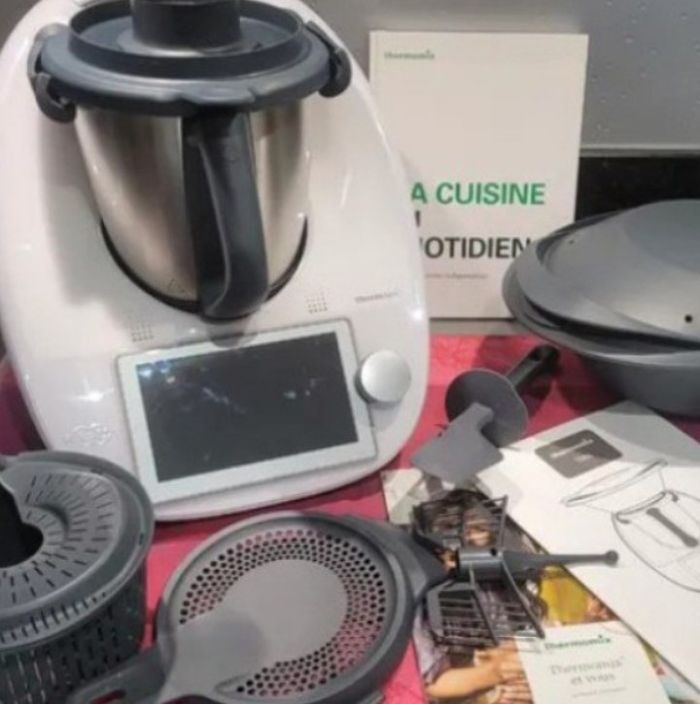 Thermomix TM6 blanc avec accessoires le tout en parfait état