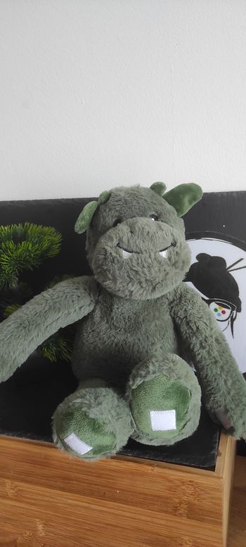Peluche dragon zeeman vert foncé scratch 37 cm dent vache Doudou Sourire Vampire