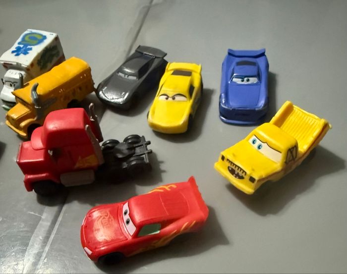 Livre illustré  Cars de Disney « Comptines et figurines » avec figurines - photo numéro 4