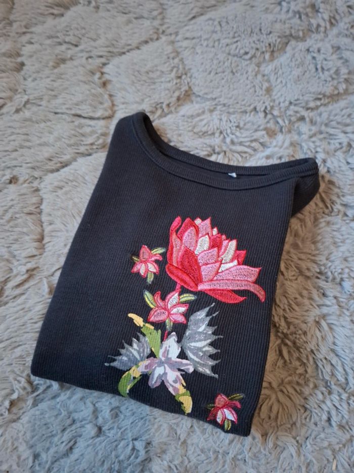 Joli sweat avec broderie et pompons 5 ans 🌺 orchestra 🌺 très bon état - photo numéro 6