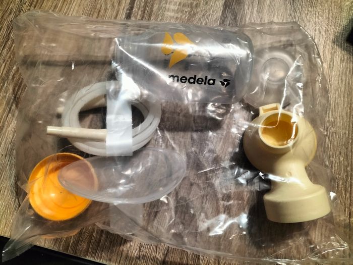 Kit double tire-lait Medela PersonalFit™ PLUS – quasi neuf + 2 biberons neufs - photo numéro 2
