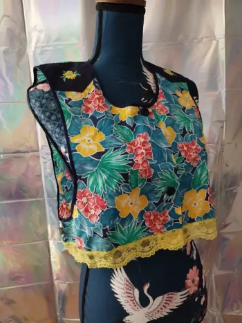 Crop top upcylé à partir d'un tablier fleuri vintage