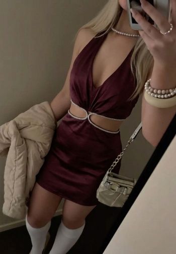 Robe mini satinée prune Boohoo - Détails strass & découpes (Neuve)