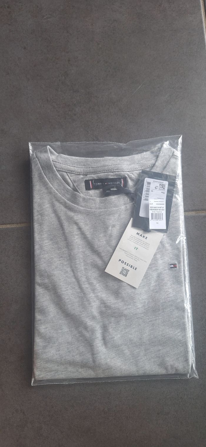 Tee shirt Tommy Hilfiger neuf 10 ans