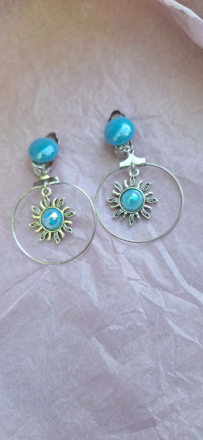 Boucles d’oreilles a clips cercle et soleil bleu ciel - photo numéro 4