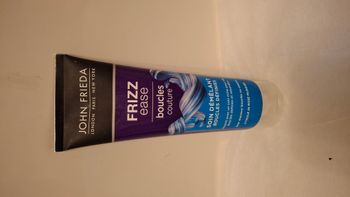 Soin démêlant cheveux bouclés ondulés Frizz Ease John Frieda
