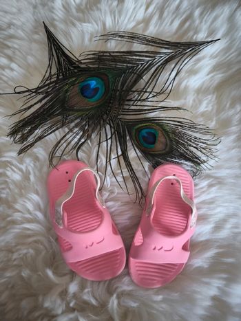 🩷 Jolies petites claquettes de plage/piscine bébé rose pointure 19/20 🩷