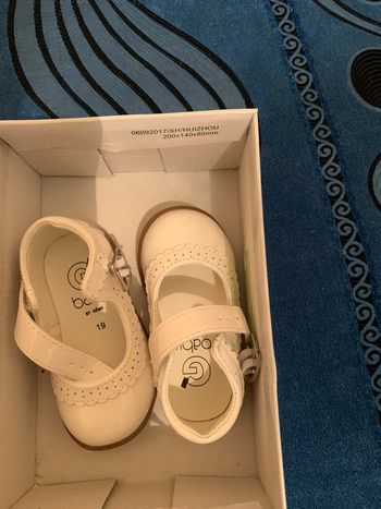 Chaussure bébé fille blanches vernies neuves