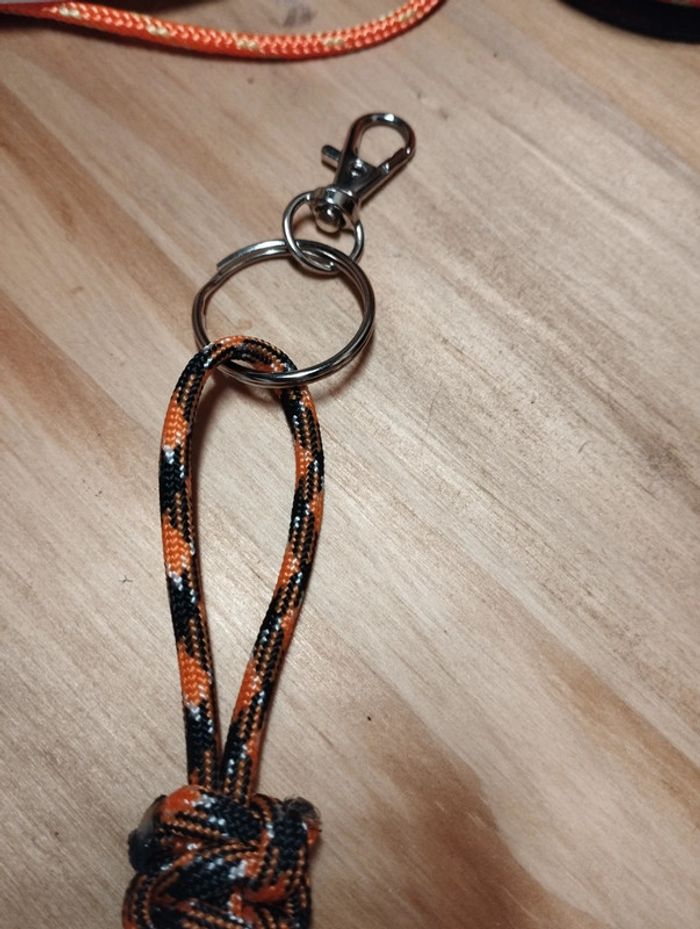 Porte clés en paracorde fait main noir et orange - photo numéro 2