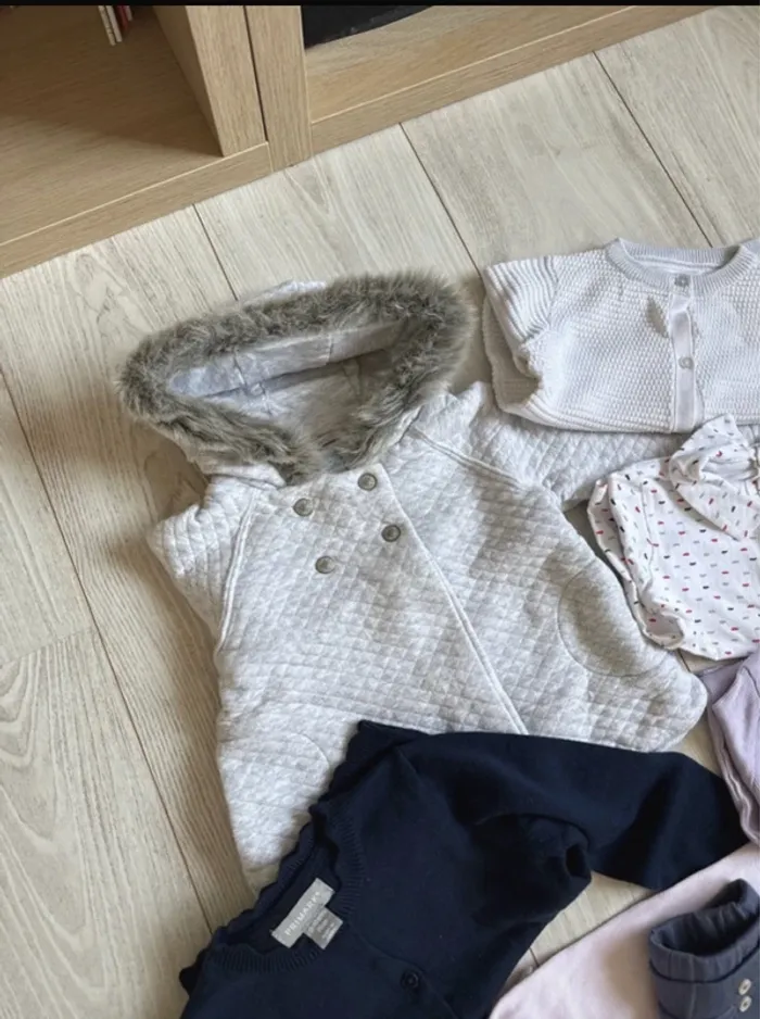 Lot vêtements bébé fille 12mois - photo numéro 2