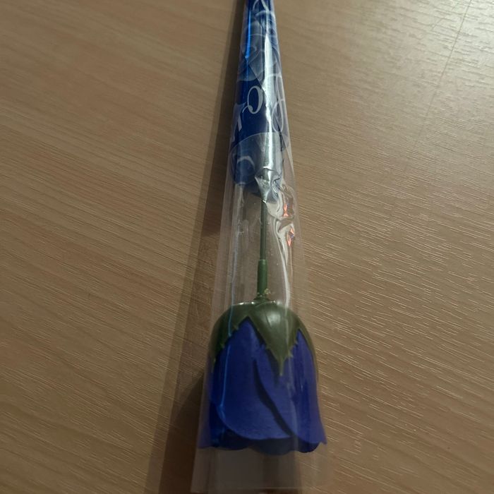 1 rose de savon bleu neuve