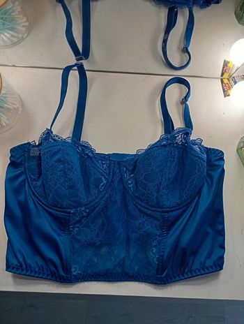 Top en dentelle taille fr:100c. Eur:85c