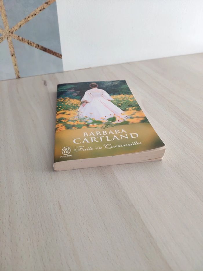Livre poche Fuite en Cornouailles Cartland - photo numéro 2
