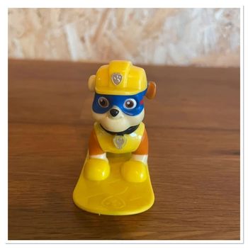 Figurine Ruben avec son surf de la Pat Patrouille