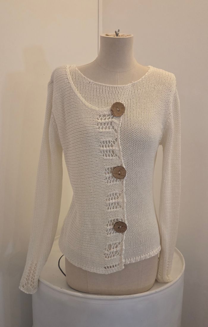 Gilet artisanal en maille ajourée écru 🌾 – gros boutons bois – style bohème chic – excellent état