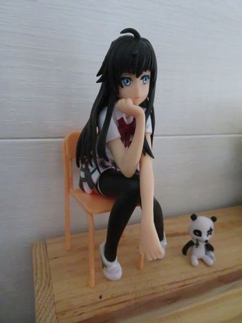 Figurine manga fille assise avec chaise et animal panda