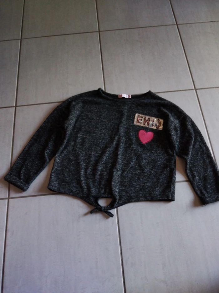 Pull neuf juste lavé taille 5 ans