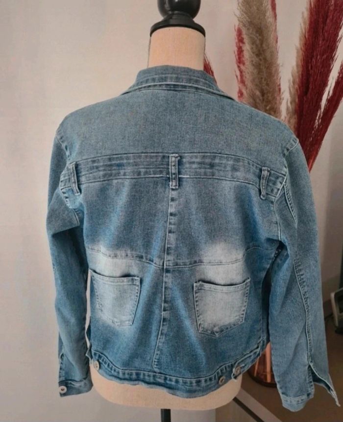 Très belle veste en jean taille 2