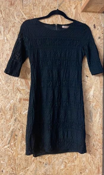 Peite robe noire , courte et doublée