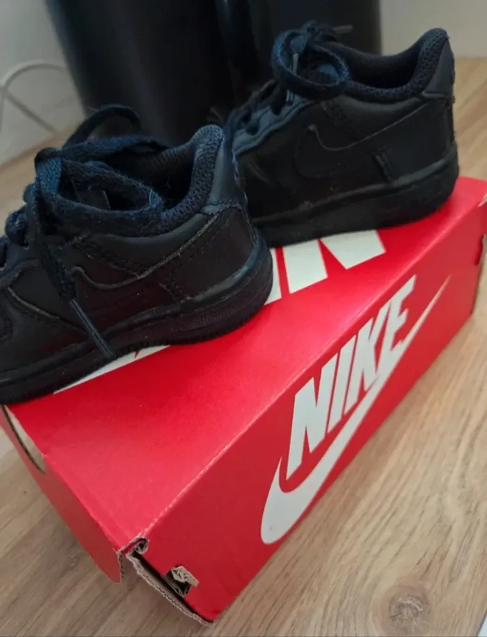 Chaussure nike taille 19.5 comme neuve - photo numéro 2