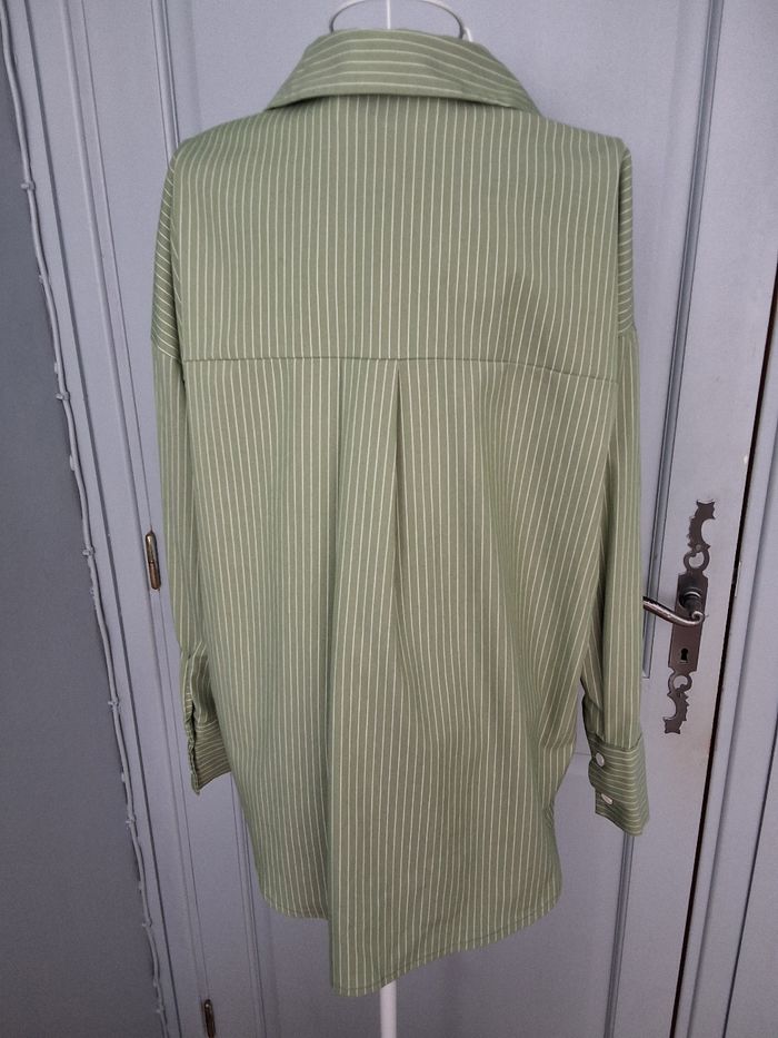 Chemise longue et large, couleur vert et rayures blanches,  taille S/M - photo numéro 4