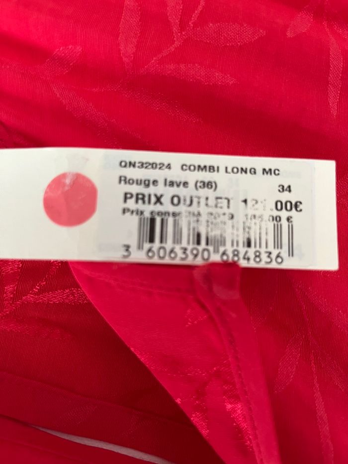 Combinaison rouge ouverte en bas du dos I. Code 34 - photo numéro 5