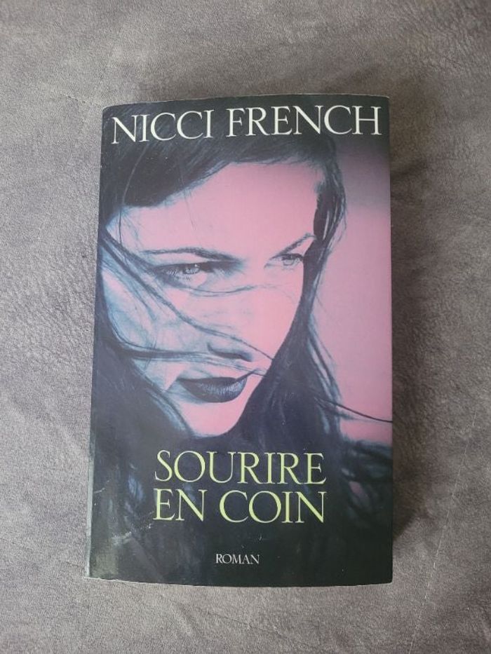 Sourire en coin Par French Nicci
