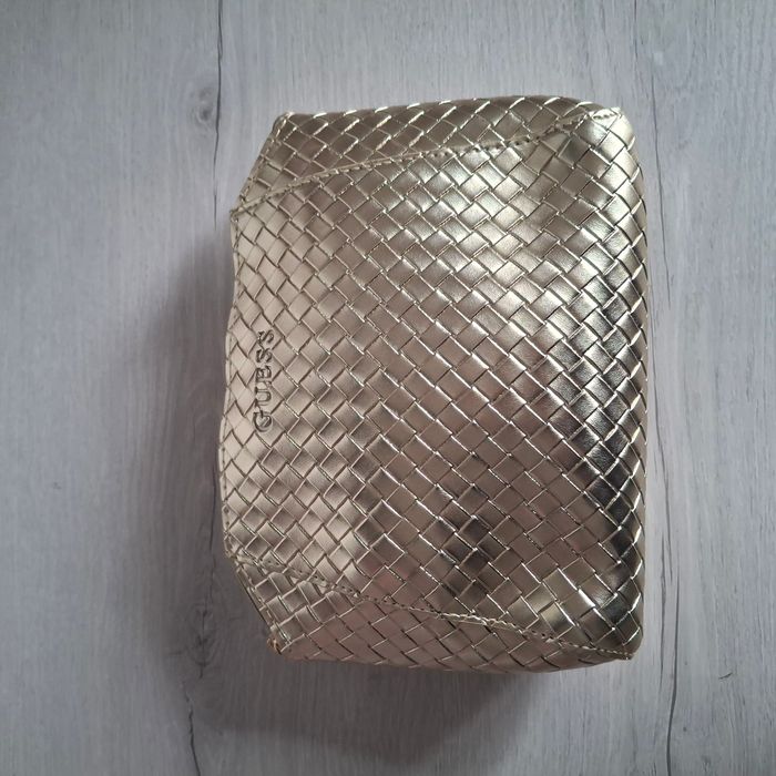 Pochette doré Guess style matelassé avec inscription en relief