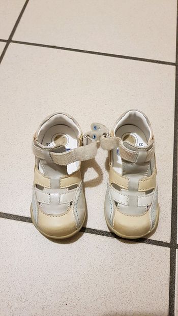 Chaussure chicco mixte taille 23 tout cuir.