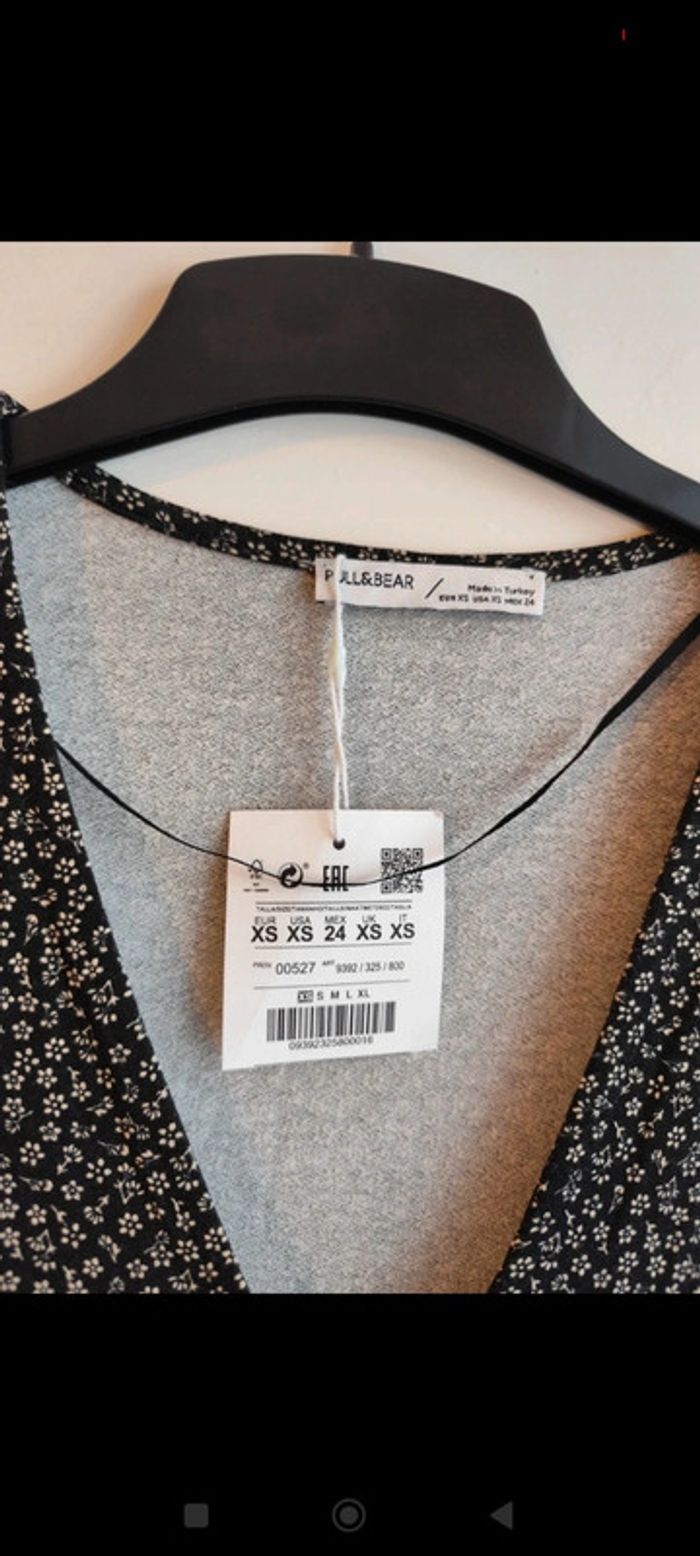 Robe noire et blanche à fleurs ceintrée taille XS Pull and Bear Neuve avec etiquette - photo numéro 5