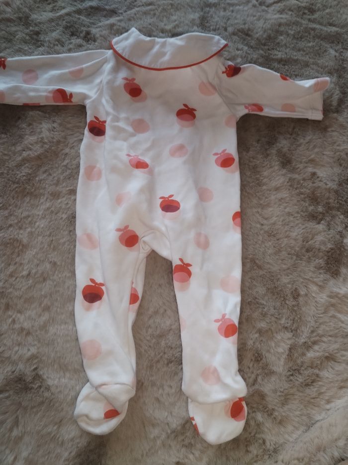 Pyjama fille - motif pomme - Jacadi paris - très bon état - 1 mois - photo numéro 2