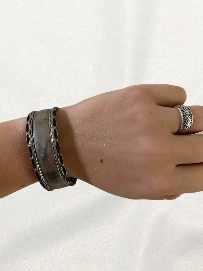 Bracelet en métal rigide argenté et noir