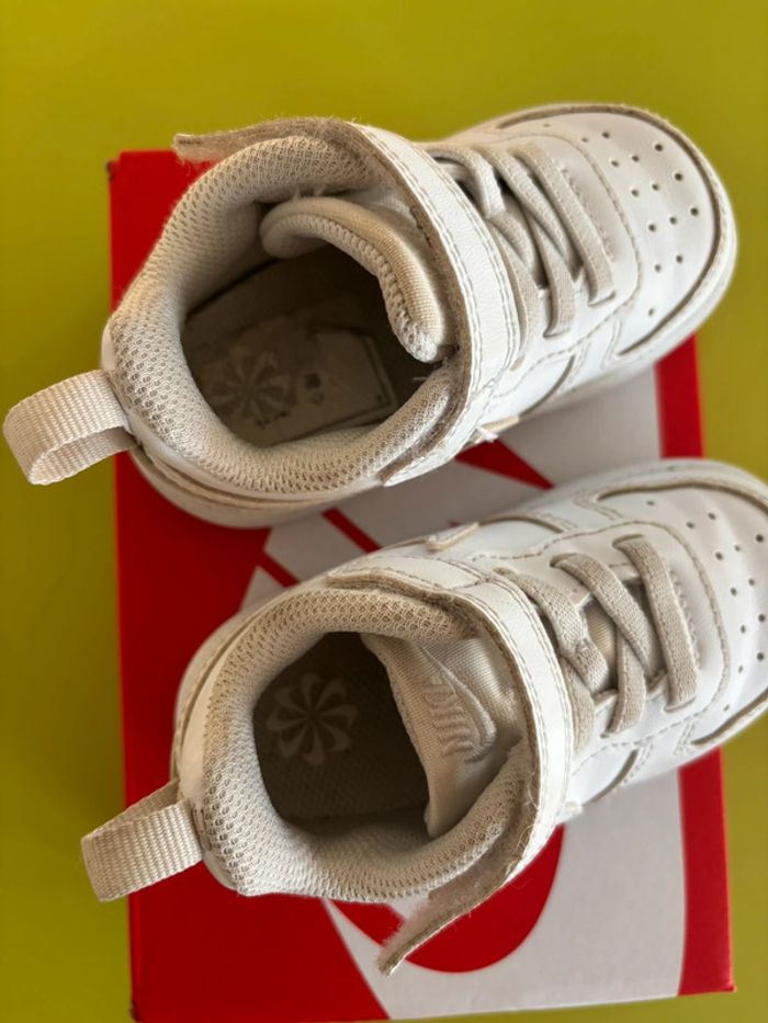 Baskets Nike blanches taille 21 - photo numéro 3
