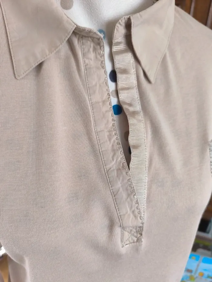 Joli haut beige clair avec broderies et perles - photo numéro 3